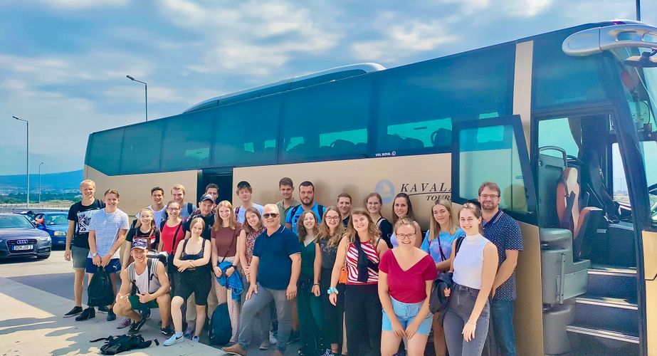 Groepsfoto voor de bus